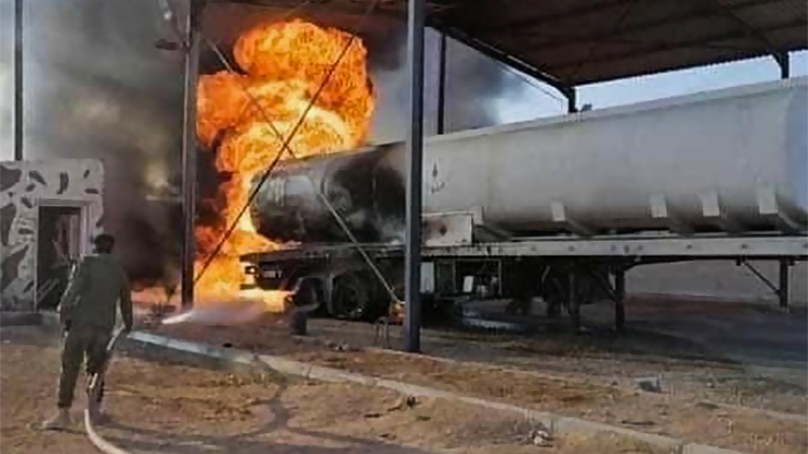 ‪سلاح الجو الليبي يستهدف ناقلة وقود كانت في طريقها لإمداد قوات حفتر جنوبي طرابلس‬  (مواقع التواصل)