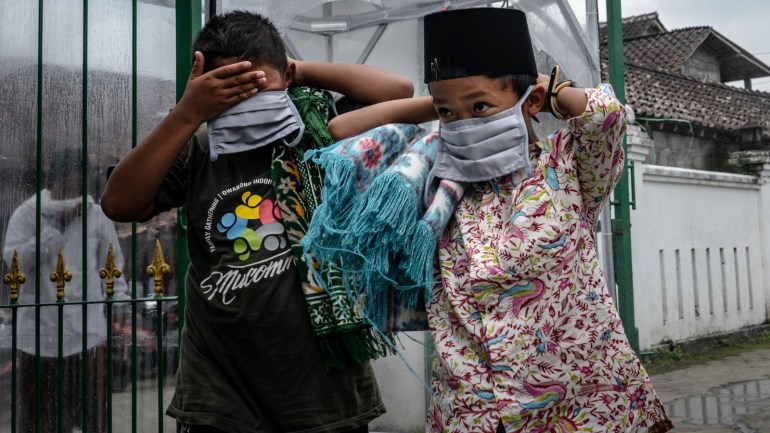 YOGYAKARTA, INDONESIA - APRIL 03: Indonesian muslims children wear protective masks before entering a mosque as they attend Friday prayers amid the coronavirus outbreak on April 3, 2020 in Yogyakarta, Indonesia. The Indonesian officials have so far confirmed 1,986 cases of the deadly coronavirus in the country with at least 181 recorded fatalities. According to the media and researchers, reports are saying the country already has the most deaths in Asia outside China, and it is estimated that there could be tens of thousands of hidden infections across the country. (Photo by Ulet Ifansasti/Getty Images)