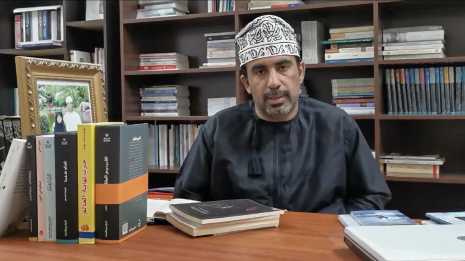 أسس الكاتب العُماني حمود الشيكلي قناة على يوتيوب لتكون نافذة ثقافية في العالم الافتراضي (الجزيرة)