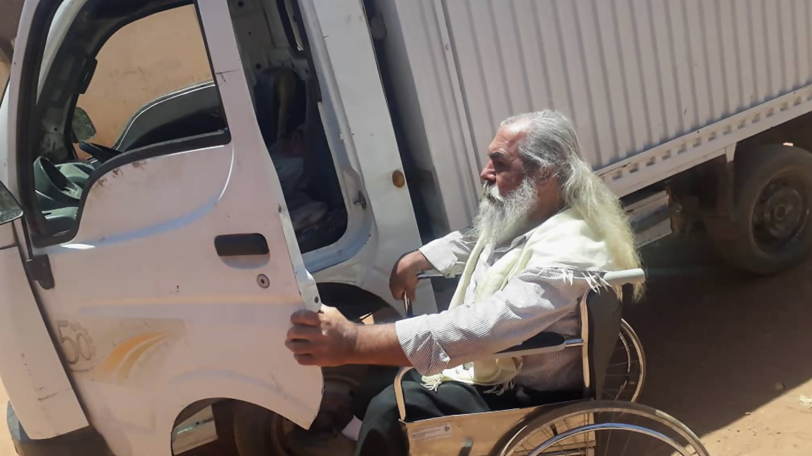‪الإعاقة لم تمنع أبو كرم الله من العمل، ولكن الحظر الشامل أفقده مصدر رزقه‬ (الجزيرة)