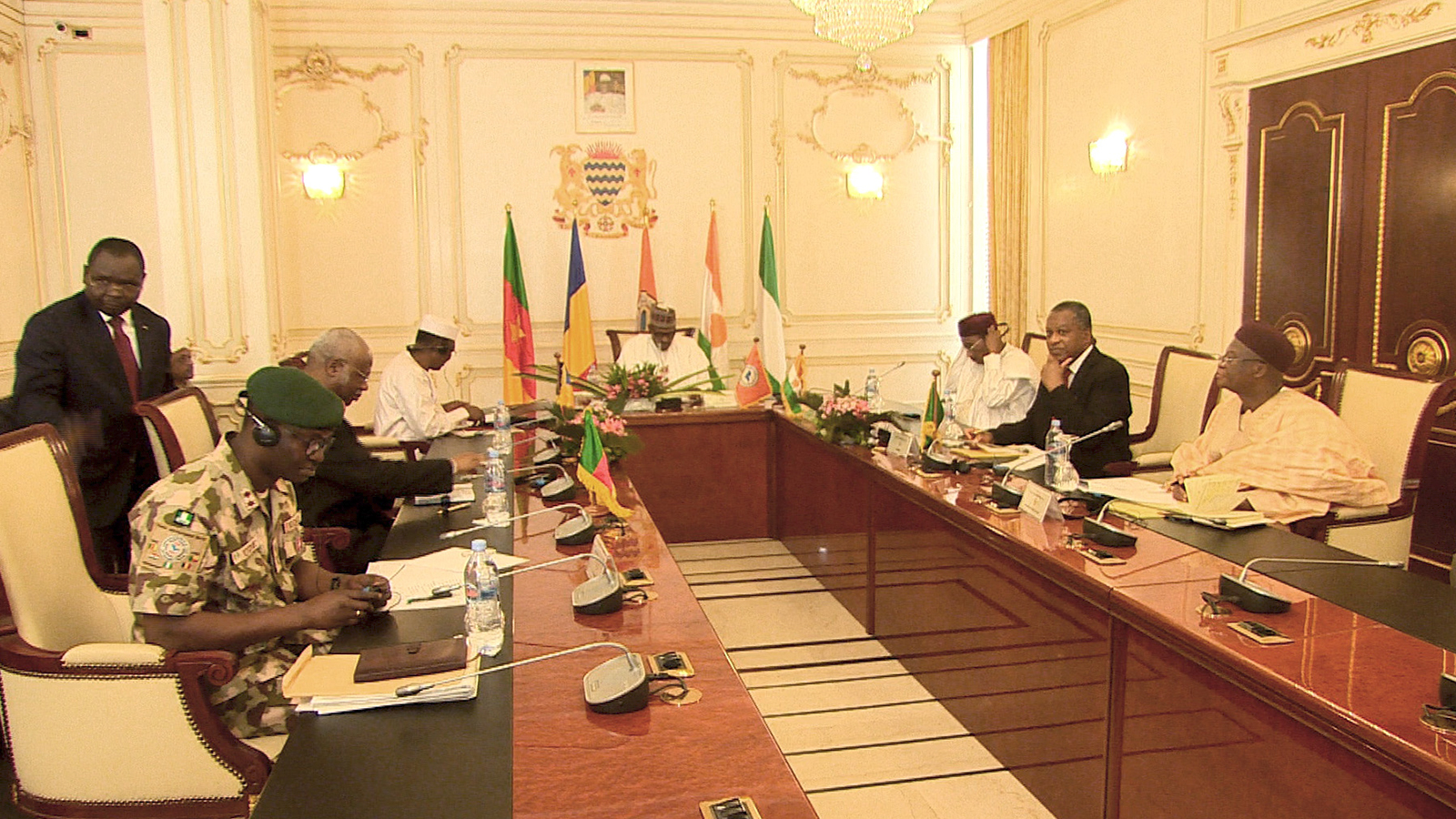 رؤساء النيجر ونيجيريا وتشاد في اجتماع قمة بالعاصمة التشادية لمناقشة خطط مواجهة مسلحي بوكو حرام  (الجزيرة)