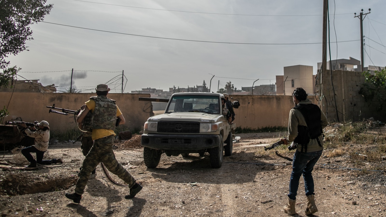 ‪مقاتلون من قوات حكومة الوفاق بمحور صلاح الدين جنوب طرابلس وهو من محاور القتال مع قوات حفتر‬ (الأناضول)
