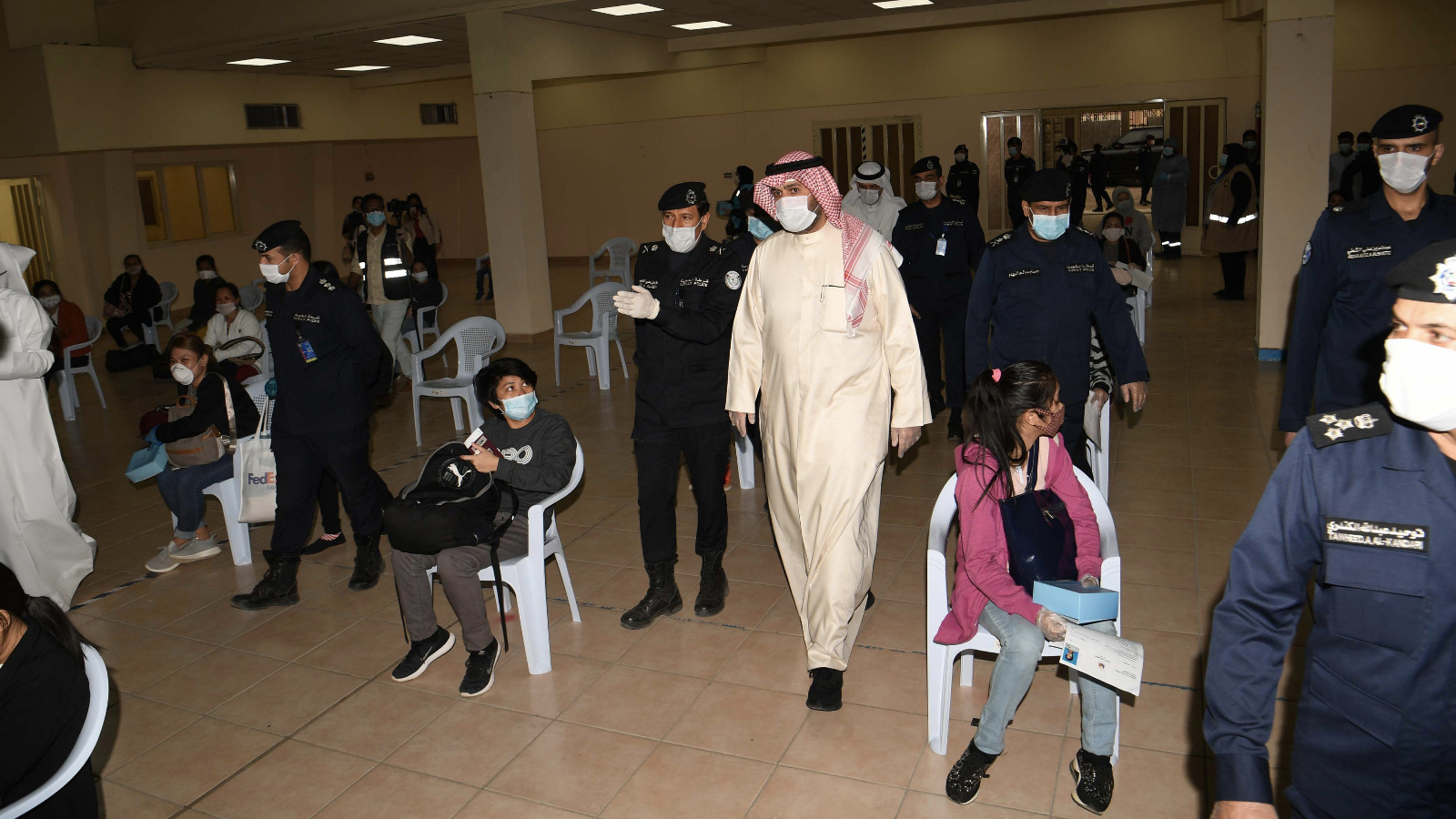 ‪وزير الداخلية الكويتي يتفقد مقر إنهاء إجراءات العمالة المخالفة‬ (الجزيرة نت)