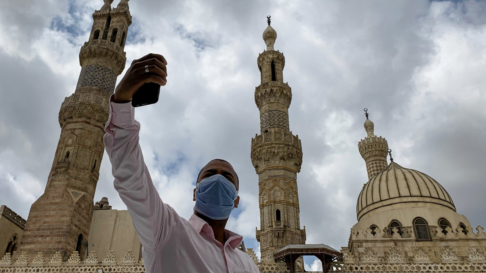 ‪(رويترز)‬ مصر أعلنت عن ارتفاع الإصابات والوفيات