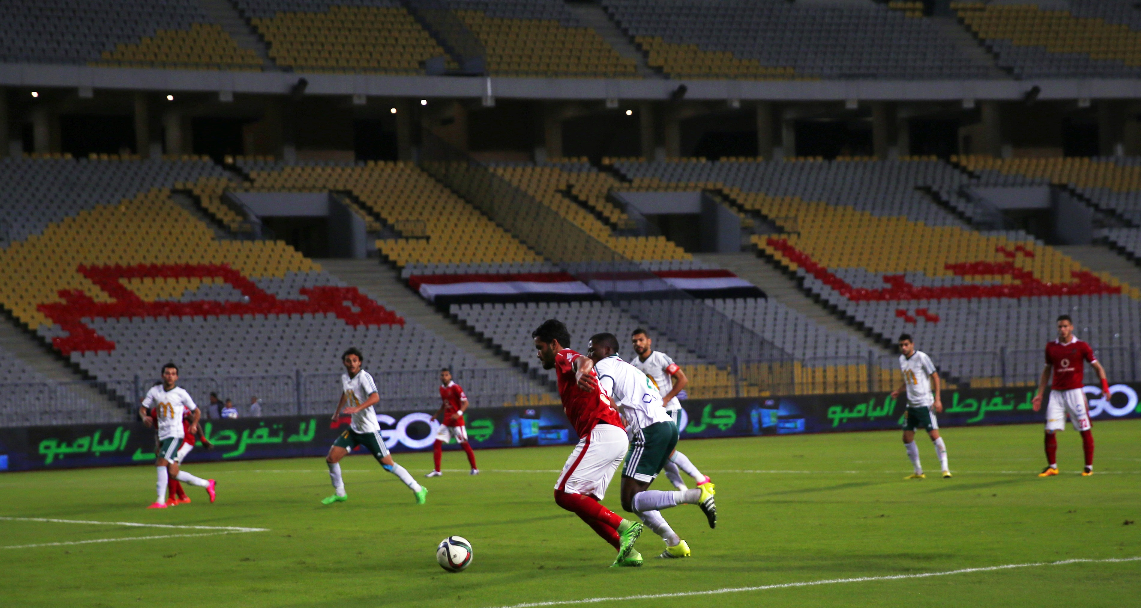 مباراة بالدوري المصري الممتاز لعبت بدون متفرجين لأسباب أمنية (رويترز)