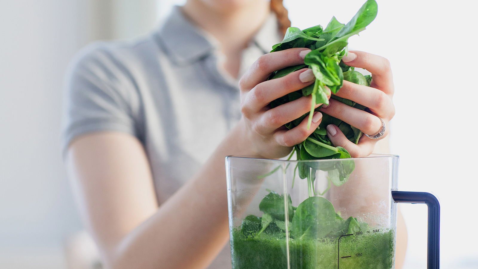 الخضروات الورقية الخضراء تمد الجسم بالعناصر المغذية وتعمل على تقوية المناعة وتساعد على إنقاص الوزن والتمتع بالرشاقة. (وكالة الأنباء الألمانية)