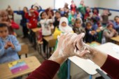 درس لطلاب في مدرسة بمخيم الزعتري للاجئين السوريين في الأردن لتوعيتهم بالوقاية من فيروس كورونا (رويترز)