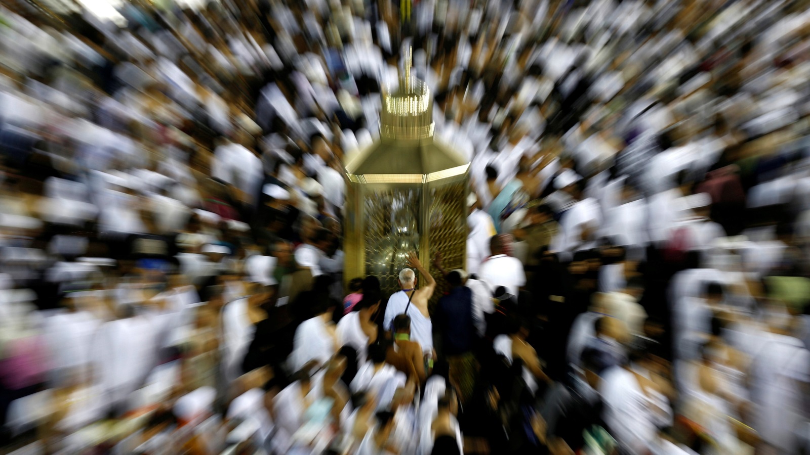 العمرة والحج قد لا يتمكن المسلمون من أدائهما هذا العام بسبب كورونا (رويترز)