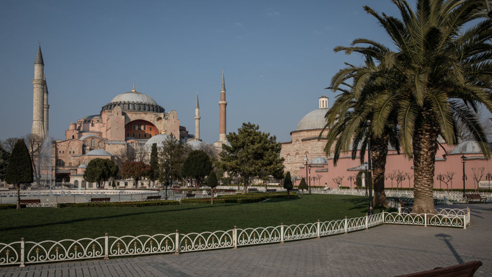 متحف آيا صوفيا التاريخي مغلق بسبب كورونا ضمن إجراءات إغلاق شامل في إسطنبول تتزامن مع يوم التراث العالمي (غيتي)