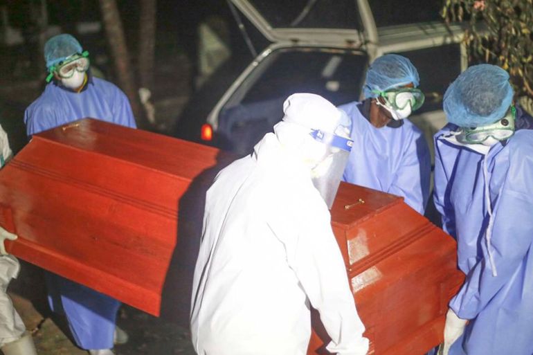 موظفو بلدية موغينبو في سريلانكا أثناء نقل جثة أحد المسلمين لحرقها.