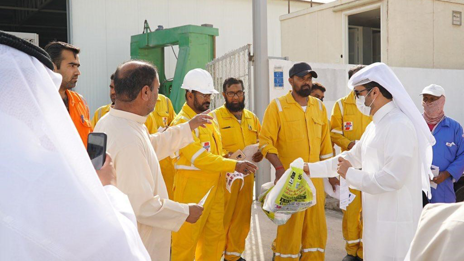 ‪متطوع لأجل قطر تهدف للتوعية ضد مخاطر فيروس كورونا‬ (الجزيرة)