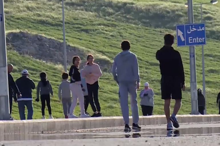 عائلات أردنية تمارس رياضة المشي وتلتزم بإجراءات الوقاية من كورونا