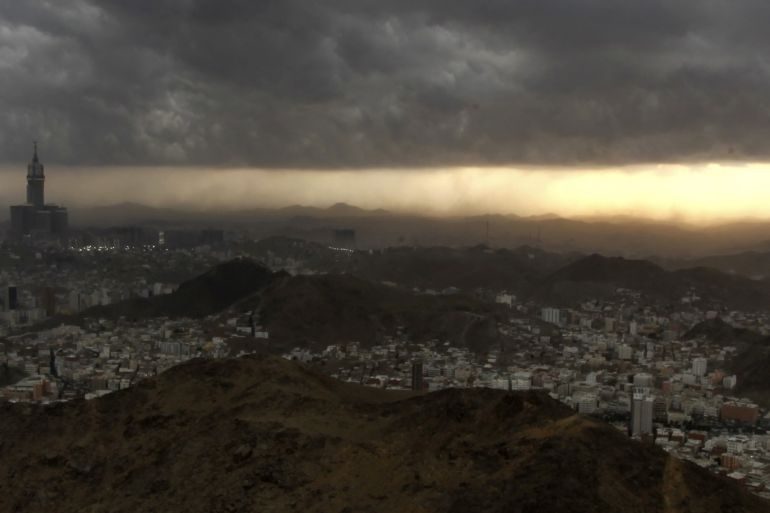 The sun sets over the holy city of Mecca as seen from the top of Mount Noor, where Muslims believe Prophet Mohammad received the first words of the Koran through Gabriel, during the annual haj pilgrimage October 21, 2012. REUTERS/Amr Abdallah Dalsh (SAUDI ARABIA - Tags: RELIGION)