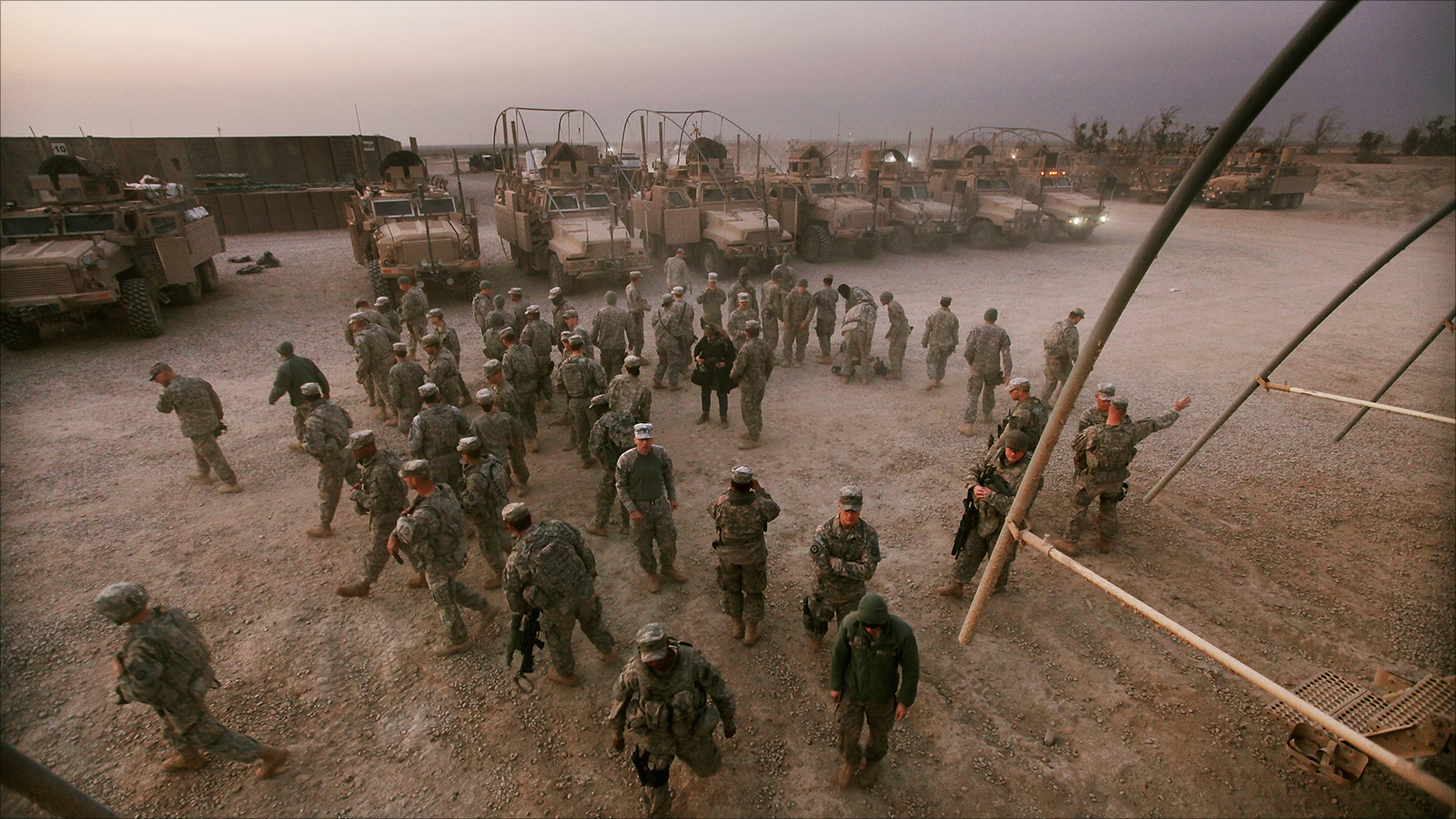 ‪قوات من الجيش الأميركي خلال وجودها في إحدى القواعد العسكرية جنوبي العراق‬ (الأوروبية)