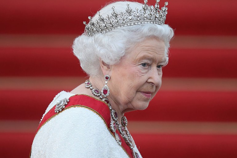 BERLIN, GERMANY - JUNE 24: Queen Elizabeth II arrives for the state banquet in her honour at Schloss Bellevue palace on the second of the royal couple's four-day visit to Germany on June 24, 2015 in Berlin, Germany. The Queen and Prince Philip are scheduled to visit Berlin, Frankfurt and the concentration camp memorial at Bergen-Belsen during their trip, which is their first to Germany since 2004. (Photo by Sean Gallup/Getty Images)