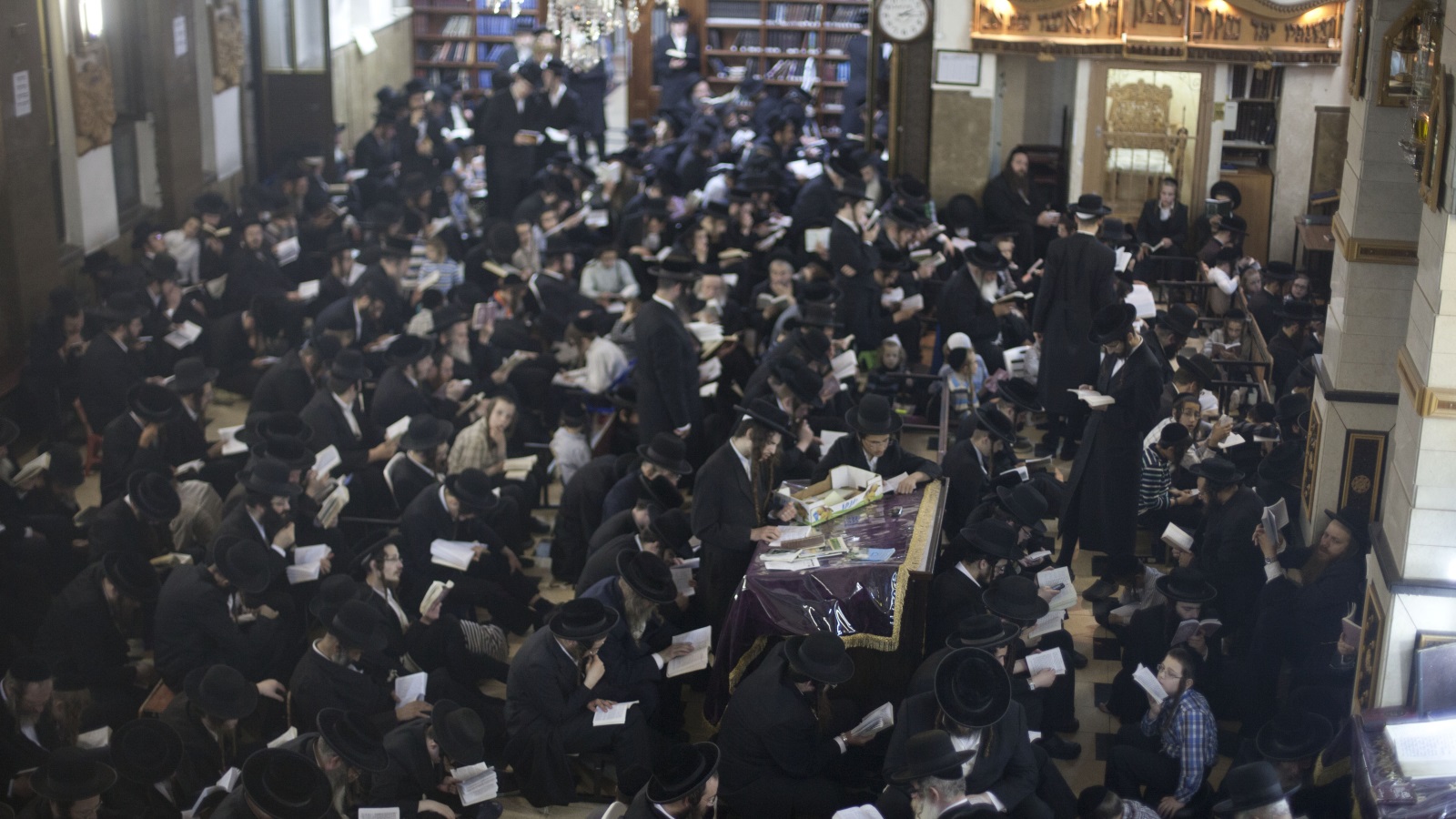  يقضي المتدينون اليهود معظم وقتهم بالمدارس الدينية في تلاوة ودراسة كتبهم المقدسة (غيتي)