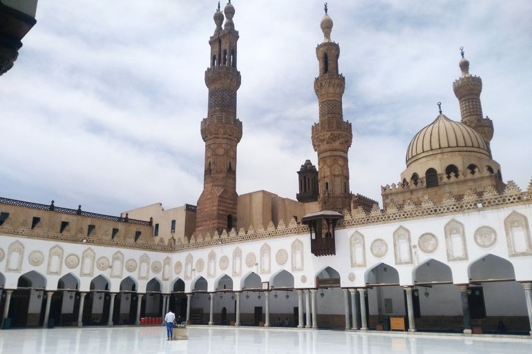 مسجد الأزهر الذي كان يشهد زحاما شديدا من المصلين فارغ تماما الآن