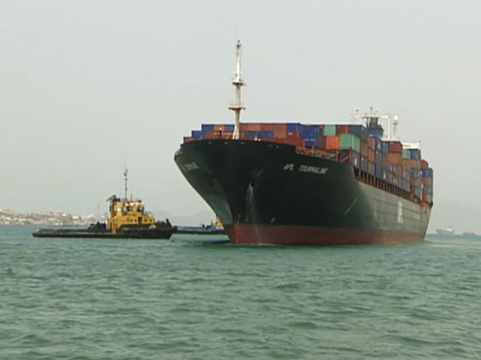 قال رئيس النِقابة العمالية لميناء عدن، سعيد المعاري، إن الإجراءات المعقدة التي يفرضها التحالف العربي لدخول السفن إلى الميناء والتأخير المتعمد يهدد بإيقاف خطوط الملاحة.