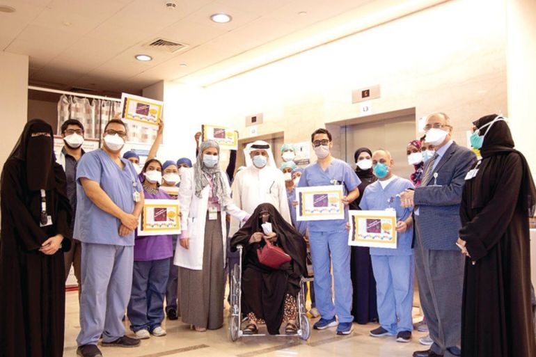 أعلنت وزارة الصحة القطرية أنها احتفلت بشفاء أكبر مسنة قطرية من الإصابة بفيروس كورونا المستجد(كوفيد-19). جاء ذلك بحسب ما ذكرته الوزارة عبر حسابها الرسمي بموقع التواصل الاجتماعي "تويتر"، مساء الثلاثاء.
