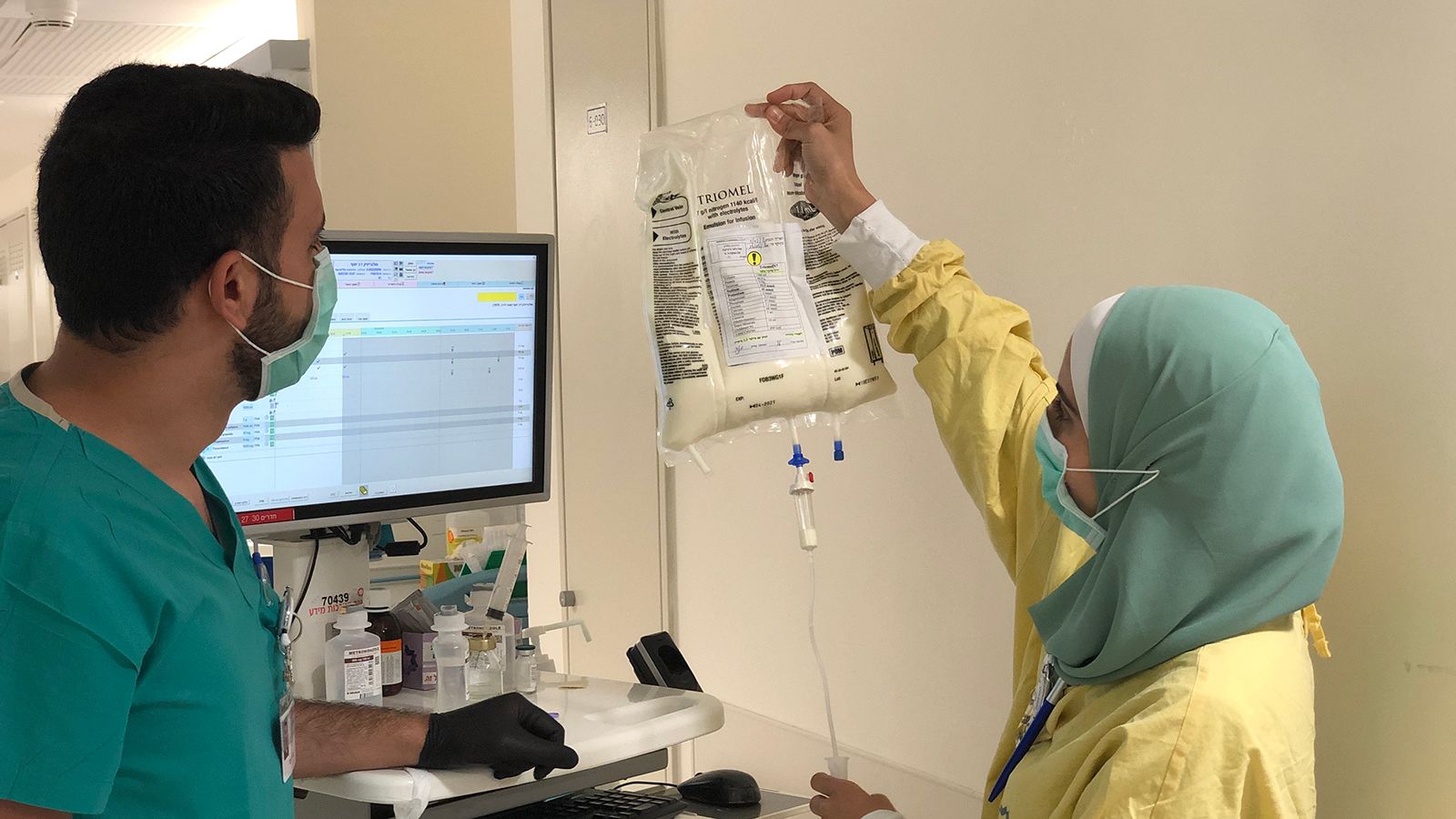 ‪تعمل جمان القواسمي ممرضة في مشفى "شعاريه تصيدق" منذ خمس سنوات‬