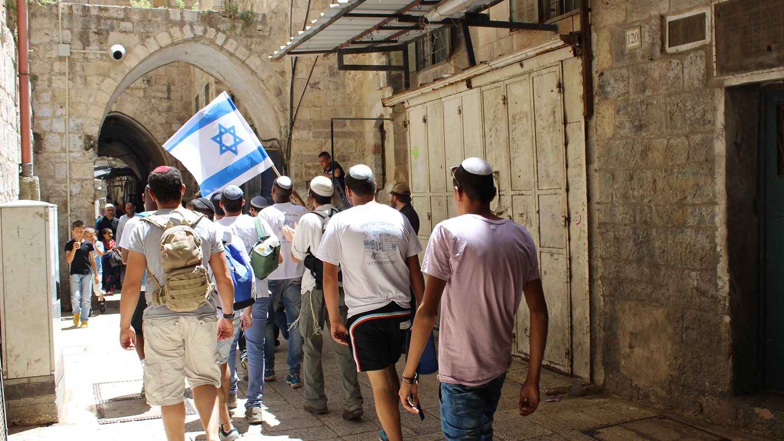 مستوطنون متطرفون يتجولون في شارع الواد بالقدس القديمة في ذكرى ما يسمى يوم توحيد القدس (الجزيرة نت-أرشيفية)