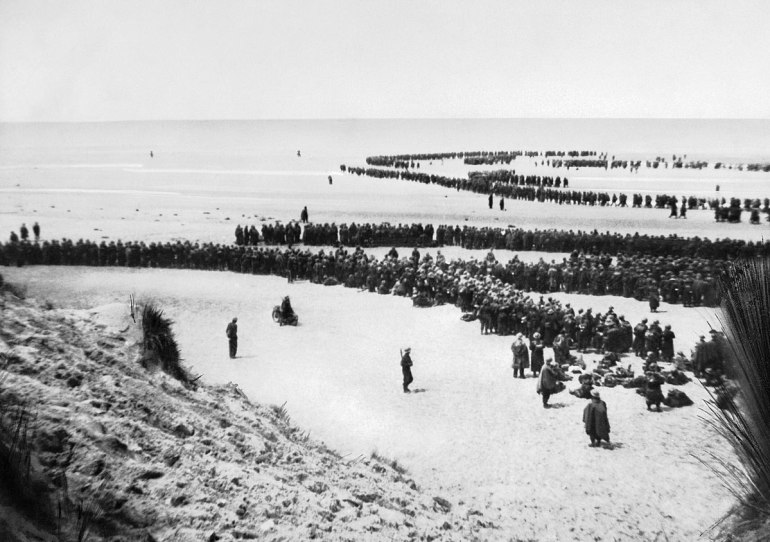 اصطفاف القوات البريطانية على الشاطئ في دونكيرك في انتظار الإخلاء