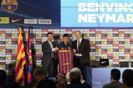 BARCELONA, SPAIN - JUNE 03: Neymar (C) holds his new jersey with the FC Barcelona Vice-President Josep Maria Bartomeu (L) and FC Barcelona Sport Director Andoni Zubizarreta during his official presentation as a new player of FC Barcelona at Camp Nou Stadium on June 3, 2013 in Barcelona, Spain. (Photo by David Ramos/Getty Images)