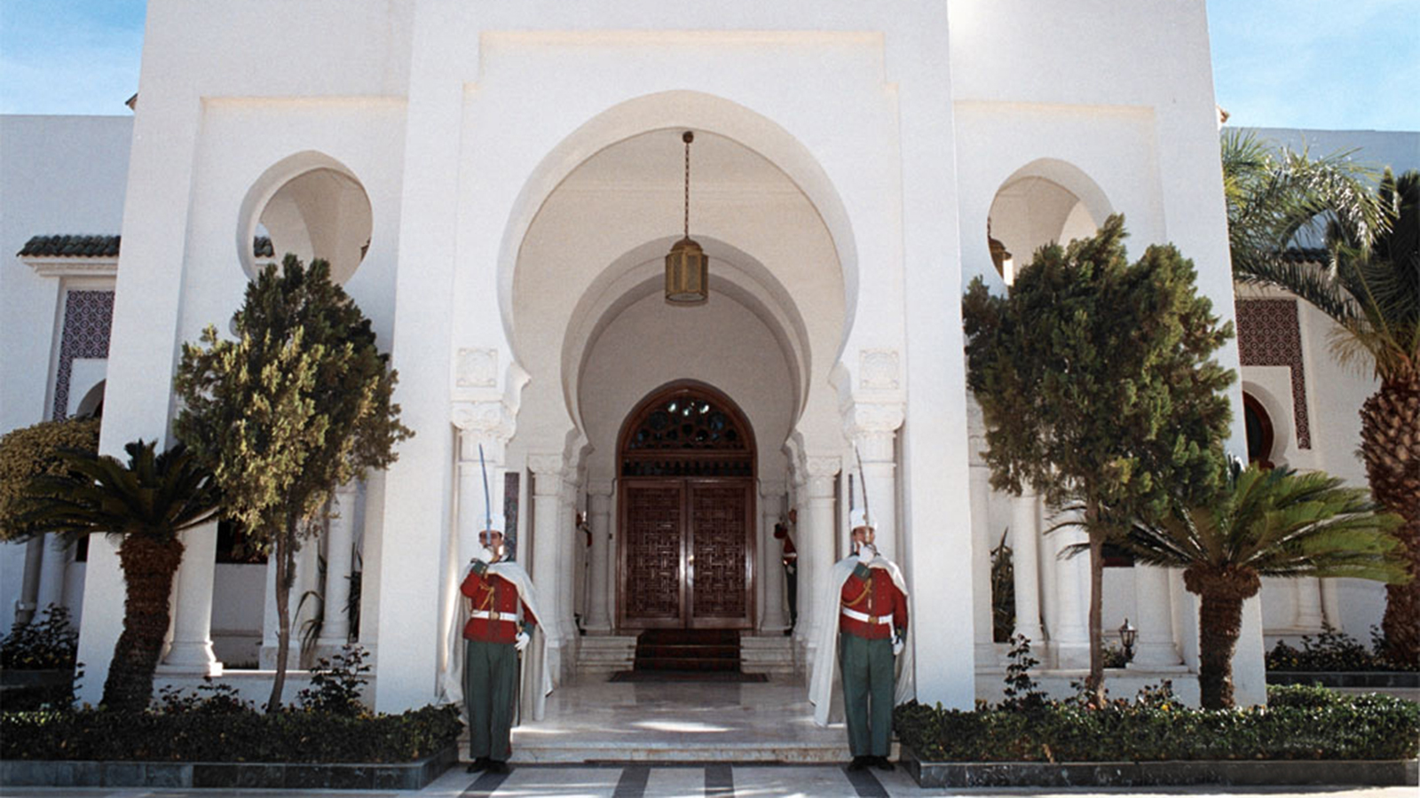 ‪خبراء ينتقدون الاحتفاظ بصلاحيات واسعة لرئيس الجمهورية في الدستور الجزائري‬ (الجزيرة)
