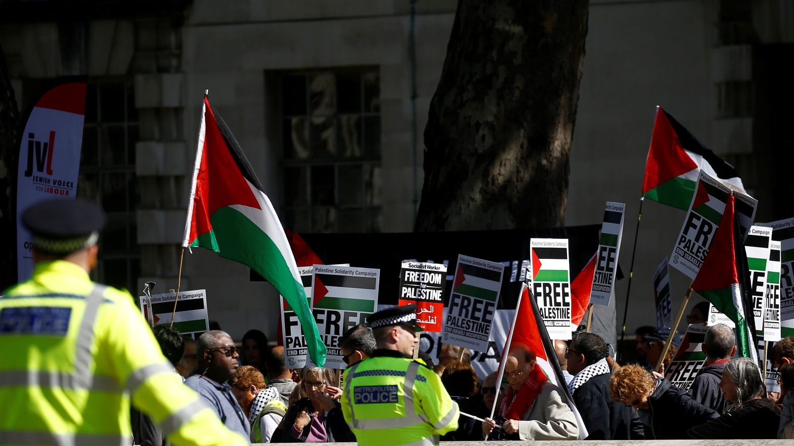 ‪‬ الفلسطينيون استبدلوا المسيرات والاحتجاجات بجولات الواقع الافتراضي لإحياء ذكرى النكبة(رويترز)