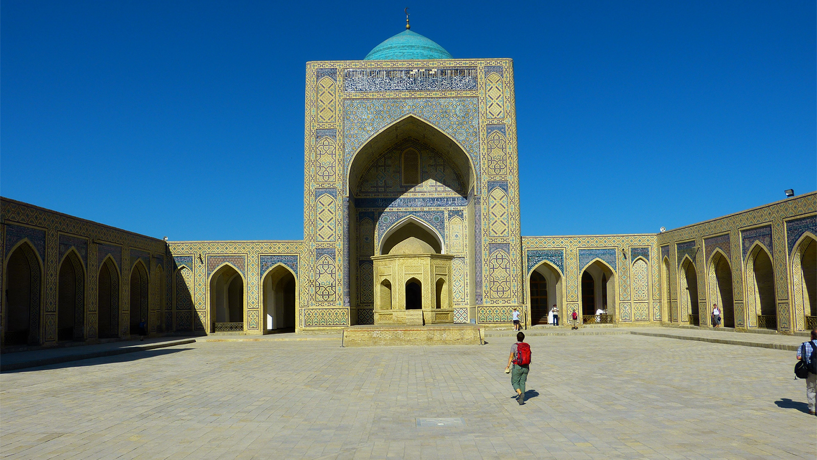  حسب مصادر تاريخية فإن بخارى كانت أولى الحواضر الإسلامية بآسيا الوسطى التي أعطت اهتماما خاصا لتنوير المساجد في رمضان (الصحافة الأجنبية) 