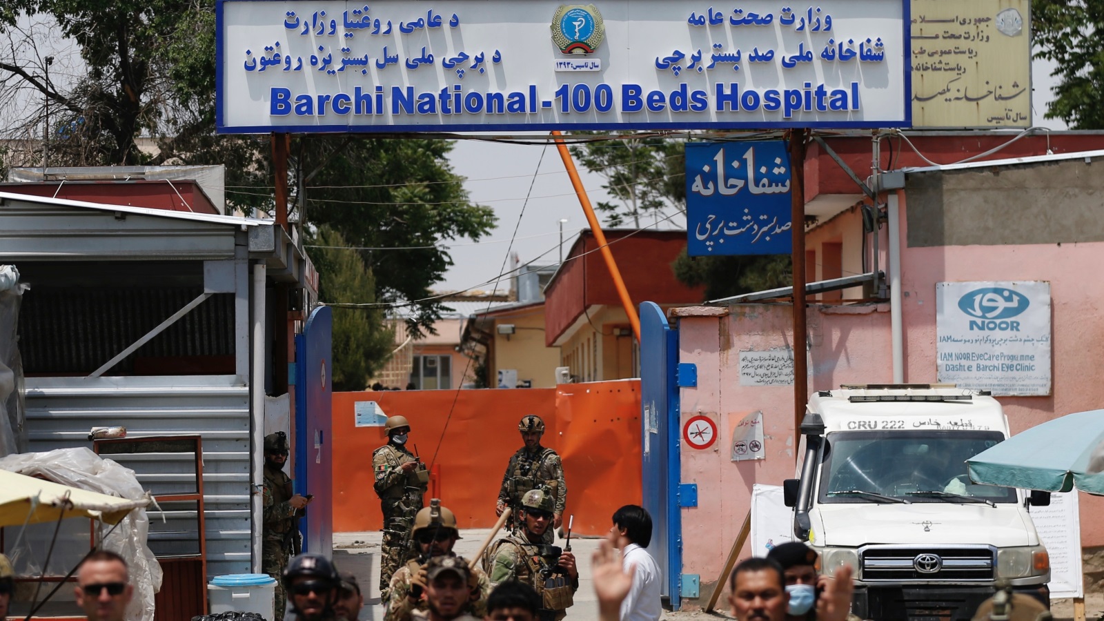 ‪قوات أفغانية تحرس مدخل مستشفى للولادة في العاصمة كابل عقب هجوم مسلحين خلف خسائر فادحة في الأرواح‬ (رويترز)