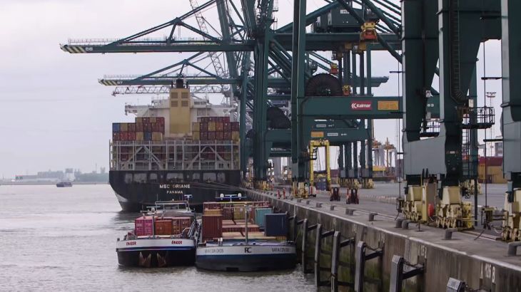ميناء أنتويرب البلجيكي يوزع أسورة ذكية للعمال لضمان مسافة آمنة بينهم