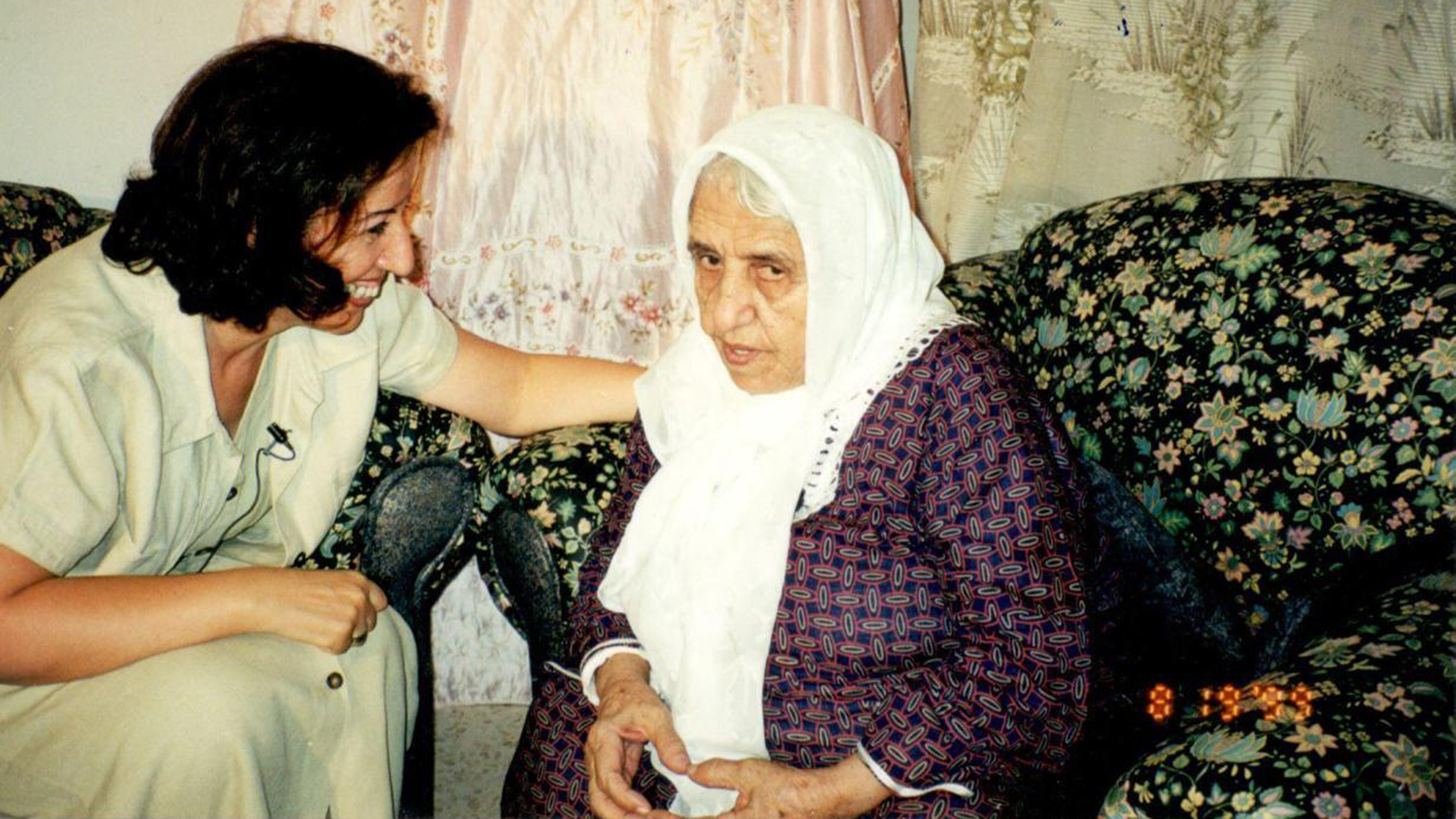 فيحاء عبد الهادي مع ميمنة القسام في توثيق روايتها بمنزلها في عمّان عام 1998 (الجزيرة)