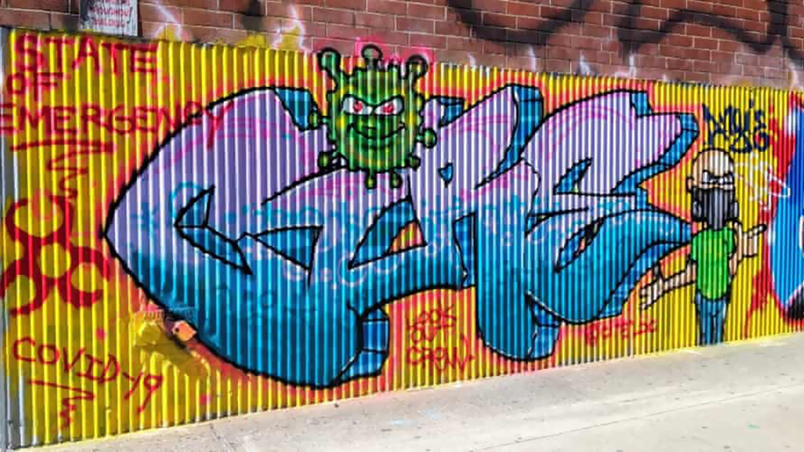 ‪الفنان إريك غوزا رسم لوحة جدارية في زاوية من أحد شوارع برودواي تصور فيروس كورونا المستجد شبيها بالشيطان‬ (مواقع التواصل الاجتماعي)