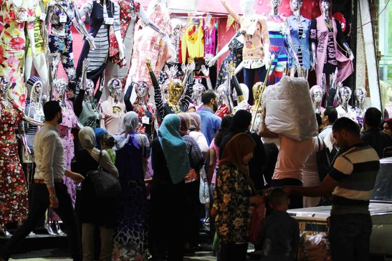 كورونا يفشل في إيقاف طقوس المصريين بملابس العيد والكعك