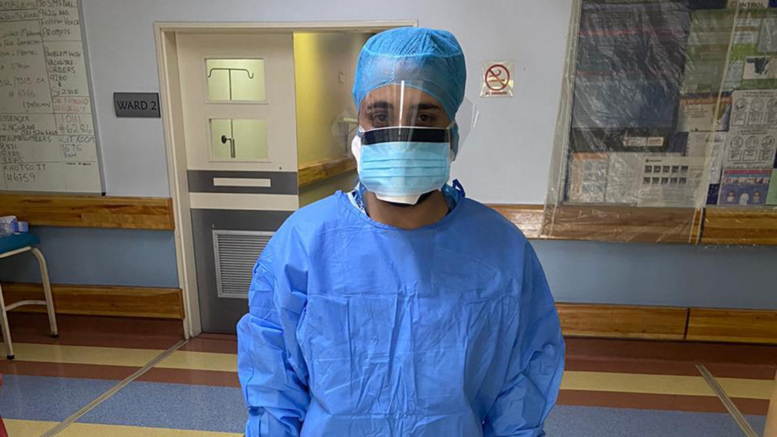‪الدكتور صائب أكرم في غرفة الطوارئ الخاصة بمصابي فيروس كورونا‬ (الجزيرة نت)