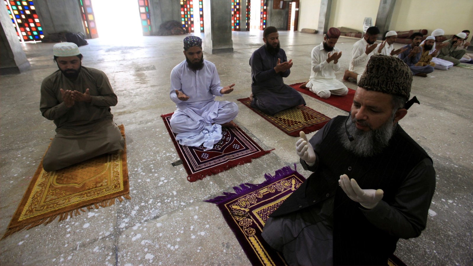 ‪مسلمون في مسجد بلاهور في ظل إجراءات الإغلاق لمنع تفشي فيروس كورونا‬  (رويترز)