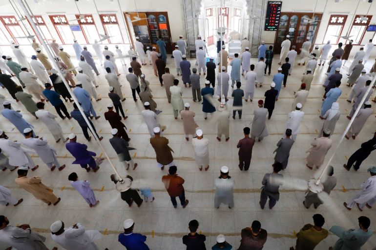 Muslims maintain safe distance as they attend Friday prayer after government limited congregational prayers and ordered to stay home, in efforts to stem the spread of the coronavirus disease (COVID-19), in Karachi, Pakistan April 17, 2020. REUTERS/Akhtar Soomro