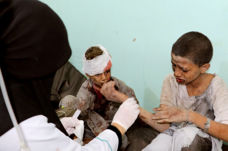 ATTENTION EDITORS - VISUAL COVERAGE OF SCENES OF INJURY OR DEATH A doctor treats children injured by an airstrike in Saada, Yemen August 9, 2018./REUTERS/Naif Rahma TPX IMAGES OF THE DAY