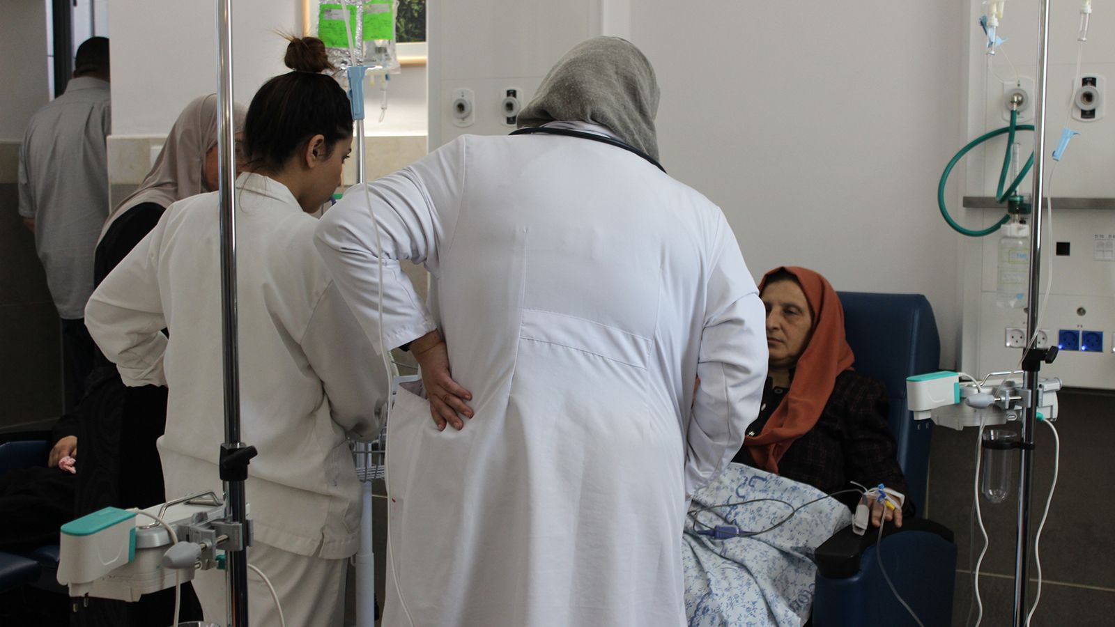 ‪ممرضات في قسم غسيل الكلى بمشفى المطلع بالقدس المحتلة‬ (الجزيرة)