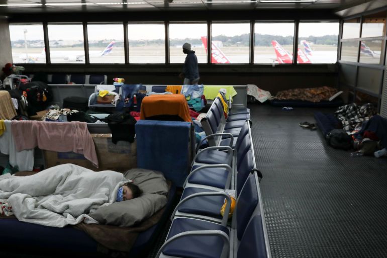 Outbreak of the coronavirus disease (COVID-19), in Brazil People, part of a group of about 200 Colombians living temporarily at Guarulhos International Airport due to the coronavirus disease (COVID-19) restrictions, sleep at a lobby of the airport, near Sao Paulo, Brazil May 24, 2020. Picture taken May 24, 2020. REUTERS/Amanda Perobelli DATE 26/05/2020