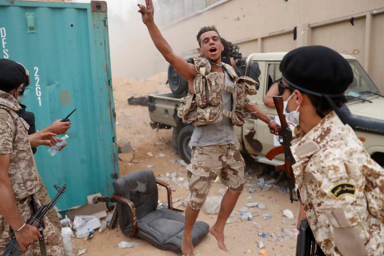 أحد مقاتلي حكومة الوفاق المدعومة من الأمم المتحدة خلال اشتباكات مع قوات حفتر بضواحي طرابلس