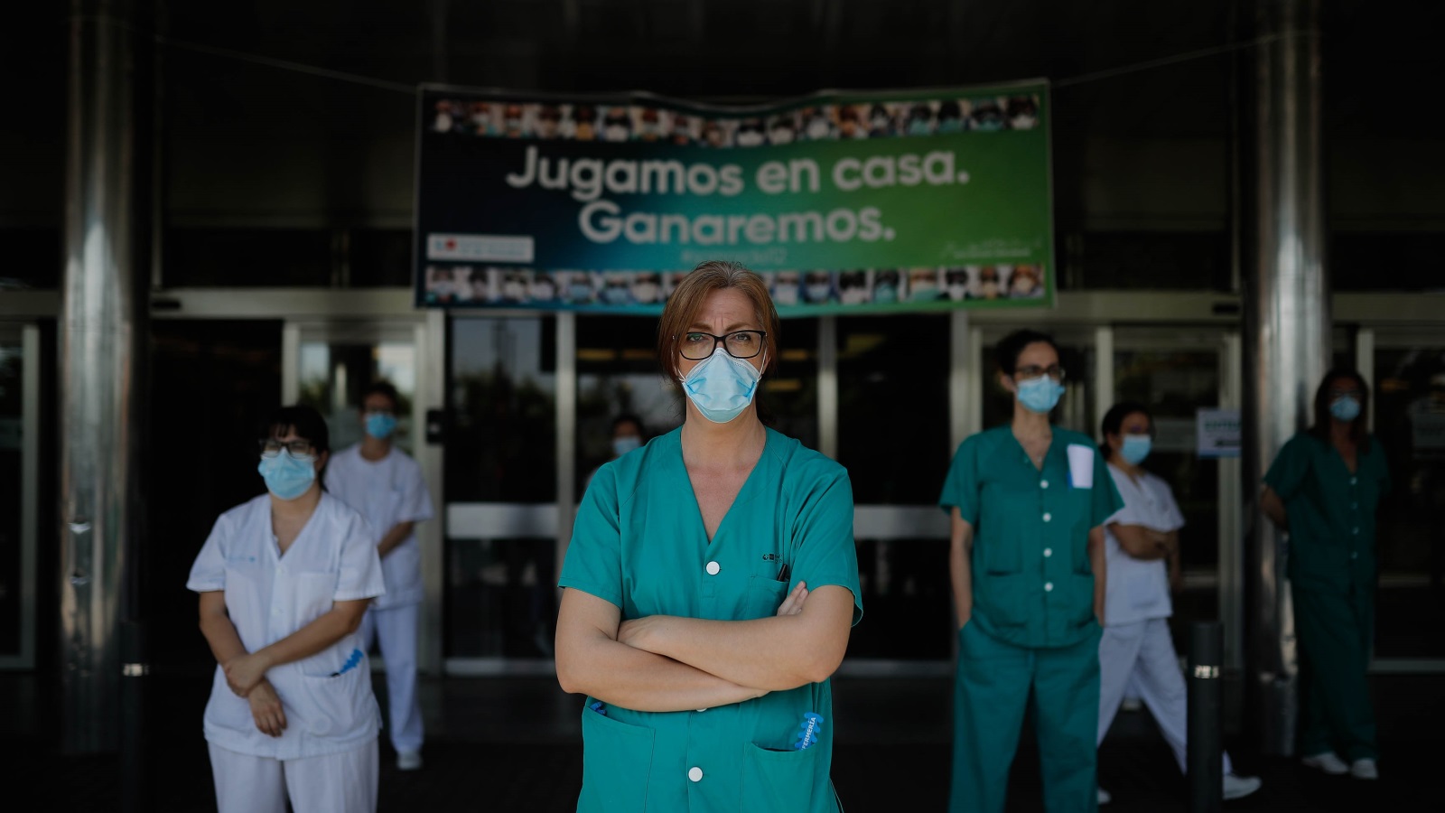 وقفة أمام مستشفى في مدريد تكريما لمن رحلوا جراء الوباء (الأناضول)