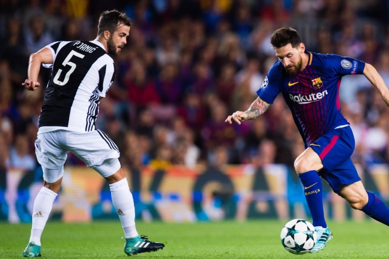BARCELONA, SPAIN - SEPTEMBER 12: Lionel Messi of FC Barcelona dribbles Miralem Pjanic of Juventus during the UEFA Champions League group D match between FC Barcelona and Juventus at Camp Nou on September 12, 2017 in Barcelona, Spain. (Photo by Alex Caparros/Getty Images)