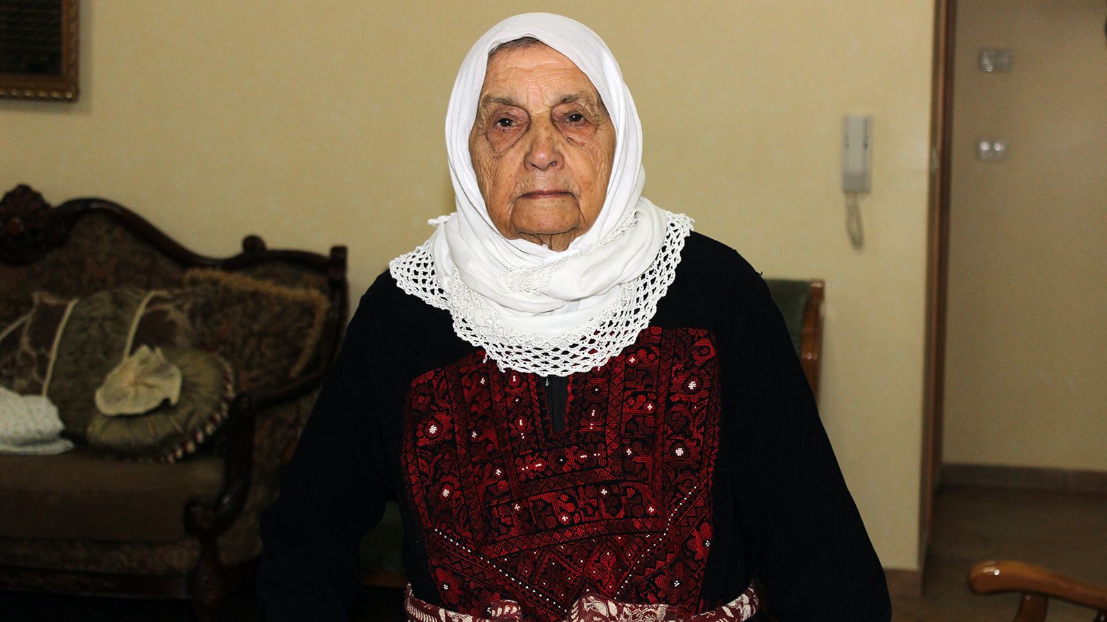 ‪المسنة المقدسية ظريفة عودة عليان في منزلها بحي الصوانة في القدس‬  (الجزيرة نت)