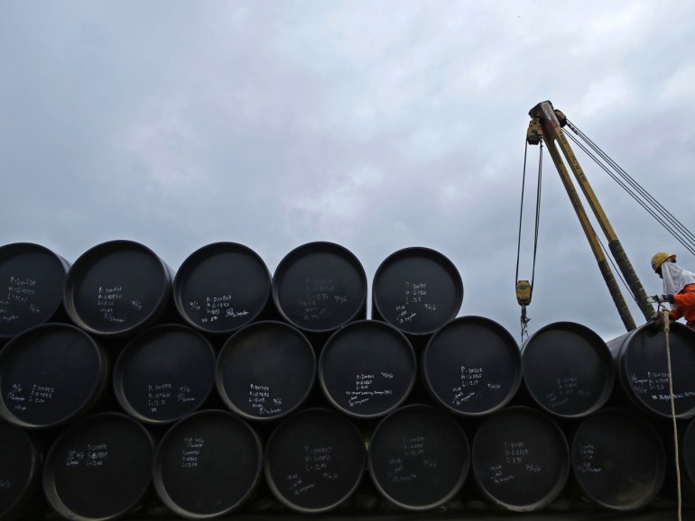 A worker prepares to transport oil pipelines to be laid for the Pengerang Gas Pipeline Project at an area 40km (24 miles) away from the Pengerang Integrated Petroleum Complex in Pengerang, Johor, February 4, 2015. A collapse in oil prices is making it harder to attract investment in the next phases of a plan to build one of Asia's biggest energy hubs on Malaysia's southernmost tip, a development estimated to be worth over $50 billion. The Pengerang Integrated Petroleum Complex (PIPC) aims to help Malaysia compete with Singapore to become the region's top oil and petrochemicals hub, but the local government body coordinating the project said the environment was now clearly tougher. On the once-sleepy Pengerang peninsular in the southern Johor state, villages have been relocated to make way for storage tanks, refineries and terminals under the almost $30 billion first phase. Picture taken February 4, 2015. REUTERS/Edgar Su (MALAYSIA - Tags: BUSINESS COMMODITIES ENERGY CONSTRUCTION REAL ESTATE)