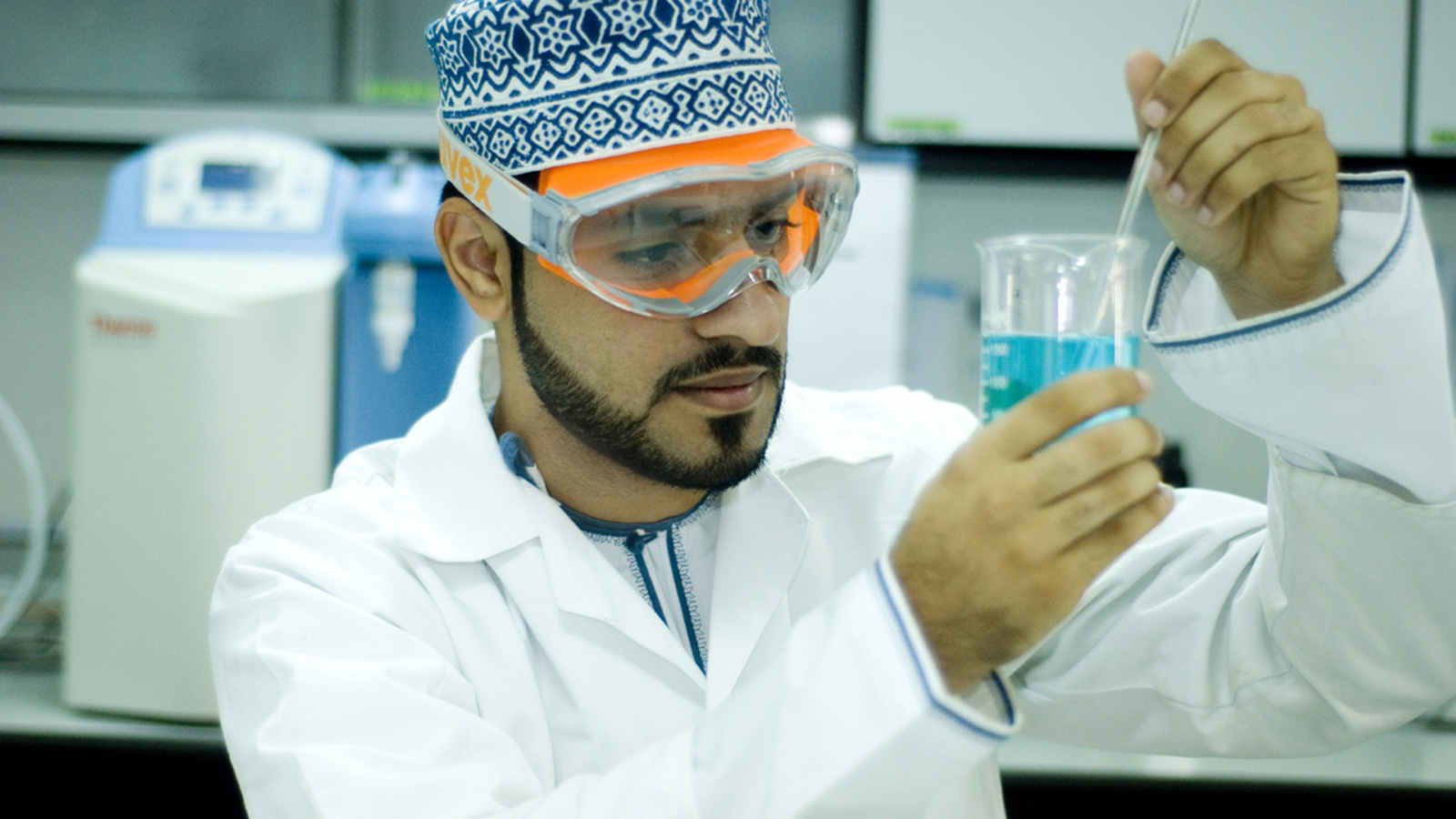 ‪شاب عماني يعمل في مجال المختبرات‬ (الصحافة العمانية)