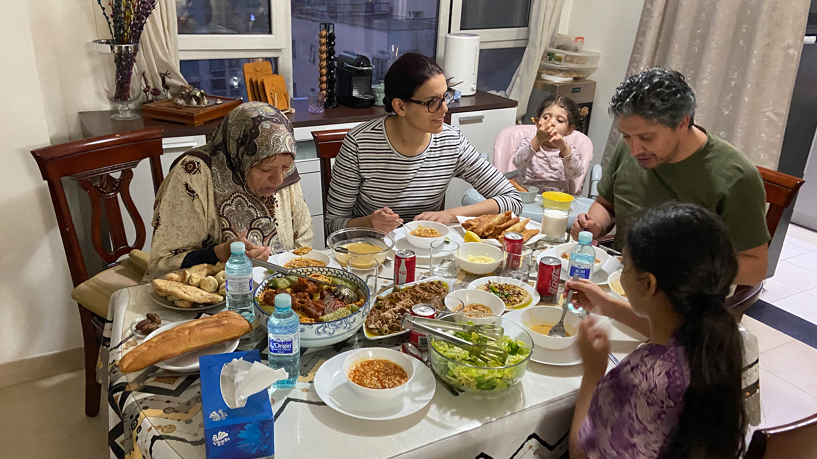 ‪عائلة هشام شبَّح أثناء تناول وجبة الإفطار في منزلهم‬ (الجزيرة)