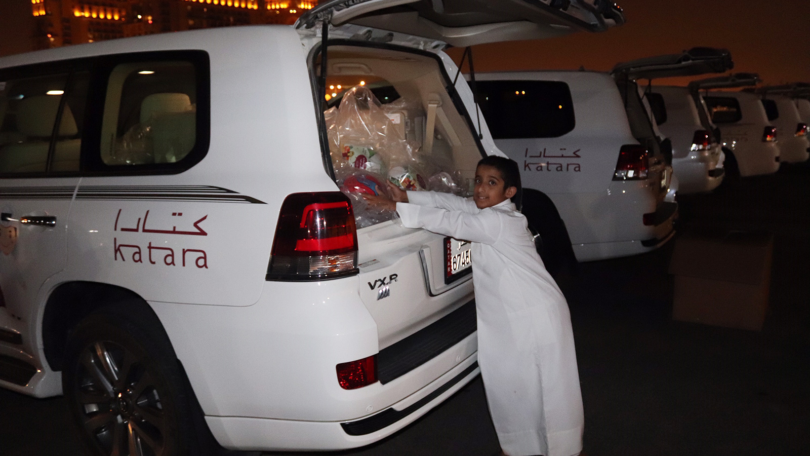 ‪السيارات جابت العديد من المناطق لتوزيع الهدايا على الأطفال‬ (الجزيرة)