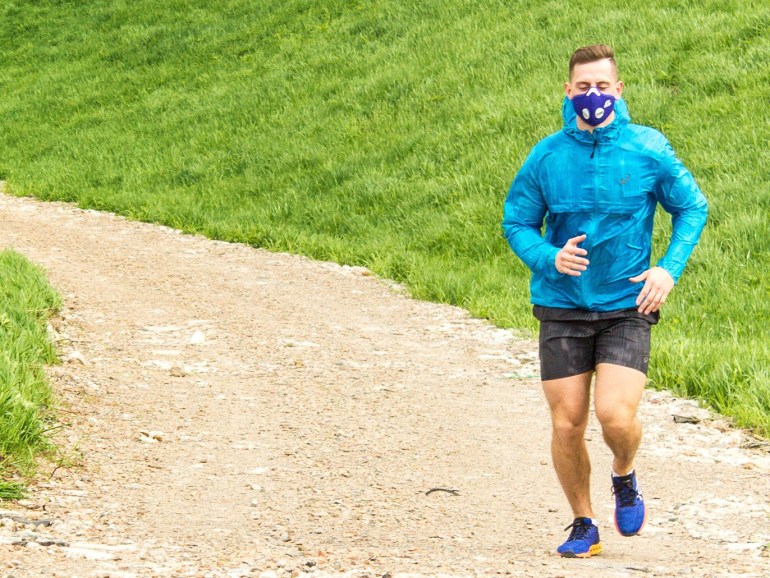 تحميل من بيكسابي: ارتداء الكمامة أثناء الرياضة قد يؤدي لثقب في الرئة